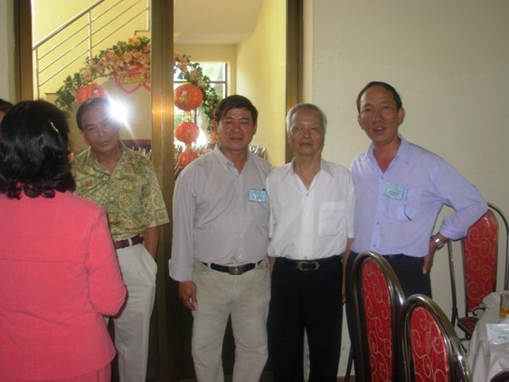 khoa 6 voi Thy Chuong, Thay Hanh.JPG - Khóa 6 với thầy Chương và Thầy Hạnh